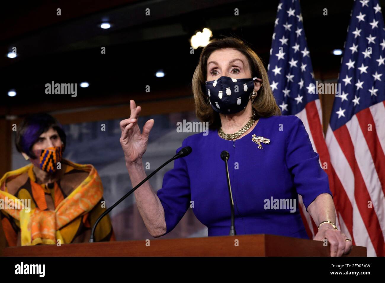 Washington, Stati Uniti. 15 Aprile 2021. Il Presidente della Camera degli Stati Uniti Nancy Pelosi (D-CA) parla durante una conferenza stampa in vista del passaggio del Paycheck Fairness Act su Capitol Hill a Washington il 15 aprile 2021. Foto di Yuri Grippas/ABACAPRESS.COM Credit: Abaca Press/Alamy Live News Foto Stock