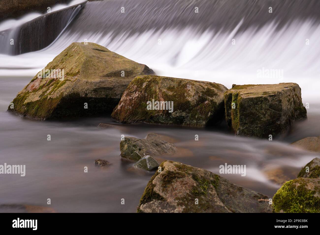 Cascata del torrente Sulz vicino a Lindlar, Bergisches Land, Germania Foto Stock