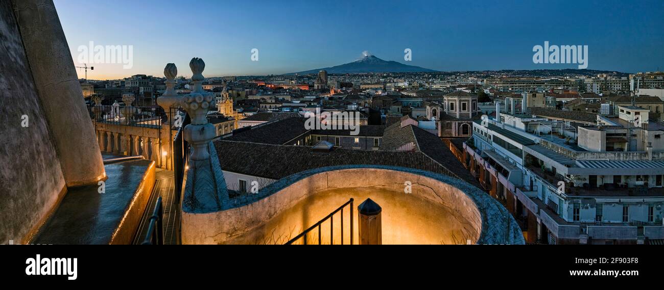 Città e l'Etna all'orizzonte, Catania, Sicilia, Italia Foto Stock