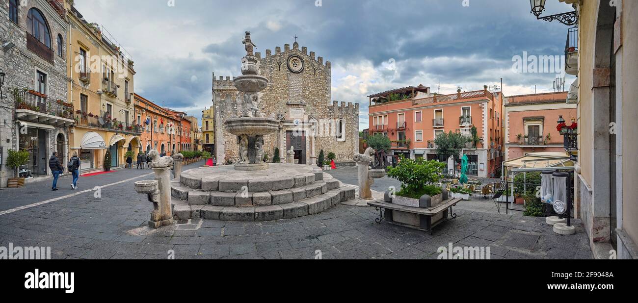 Edifici e fontana, la Fontana di Piazza Duomo, Taormina, Sicilia, Italia Foto Stock