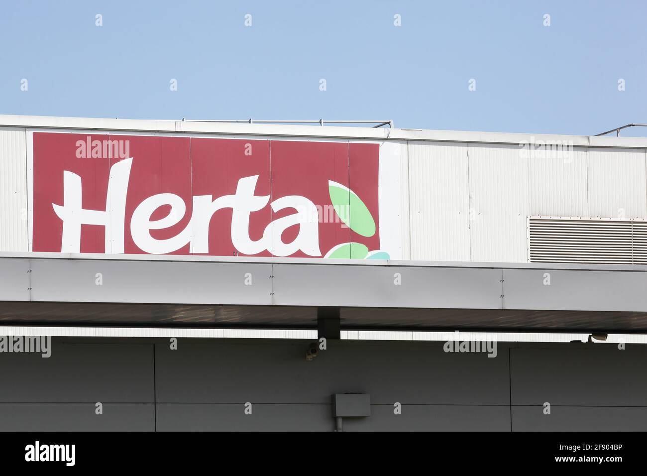 Lozanne, Francia - 9 agosto 2019: Costruzione e fabbrica di Herta. Herta è un marchio di Frankfurters precotti, di proprietà di Nestle Foto Stock