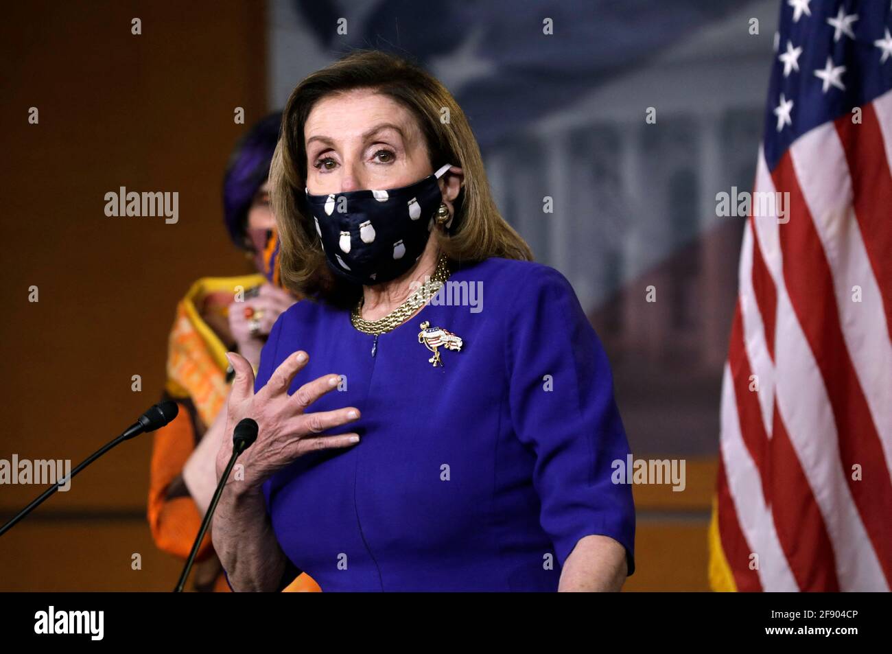 Washington, Stati Uniti. 15 Aprile 2021. Il Presidente della Camera degli Stati Uniti Nancy Pelosi (D-CA) parla durante una conferenza stampa in vista del passaggio del Paycheck Fairness Act su Capitol Hill a Washington il 15 aprile 2021. Foto di Yuri Grippas/ABACAPRESS.COM Credit: Abaca Press/Alamy Live News Foto Stock