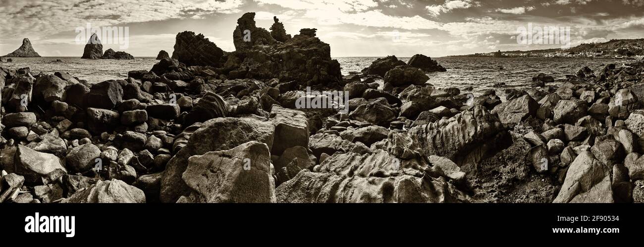 Formazione di pietra lavica sulla costa, Aci Castello, Sicilia, Italia Foto Stock