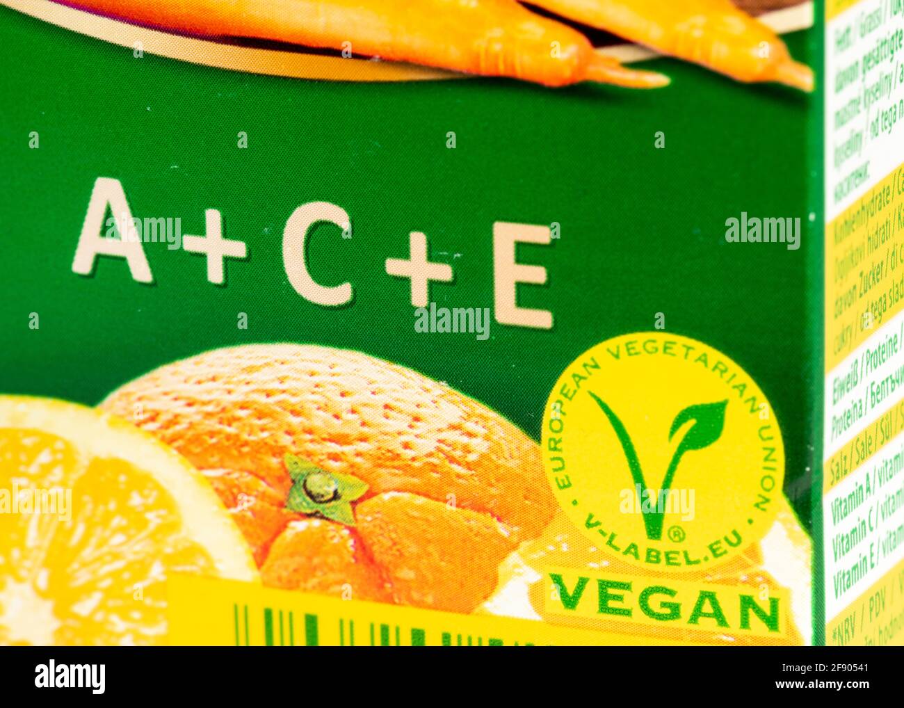 Etichetta vista ravvicinata contenitore cartone succo di frutta con lettura dell'Unione Vegetariana europea e cartello Vegan. Concetto di standard alimentari. Foto Stock