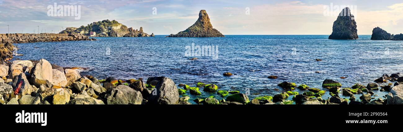 Isole dei Ciclopi, Aci Trezza, Sicilia, Italia Foto Stock