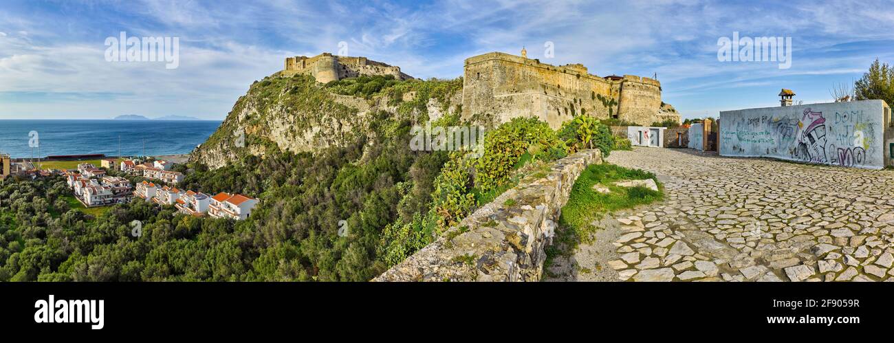 Città, roccia e mare, Castello di Milazzo, Sicilia, Italia Foto Stock