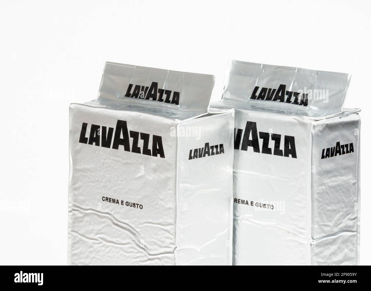 Lavazza Italian Coffee Crema e gusto classico due confezioni argentate su bianco. Imballaggio circolare economico. Foto Stock
