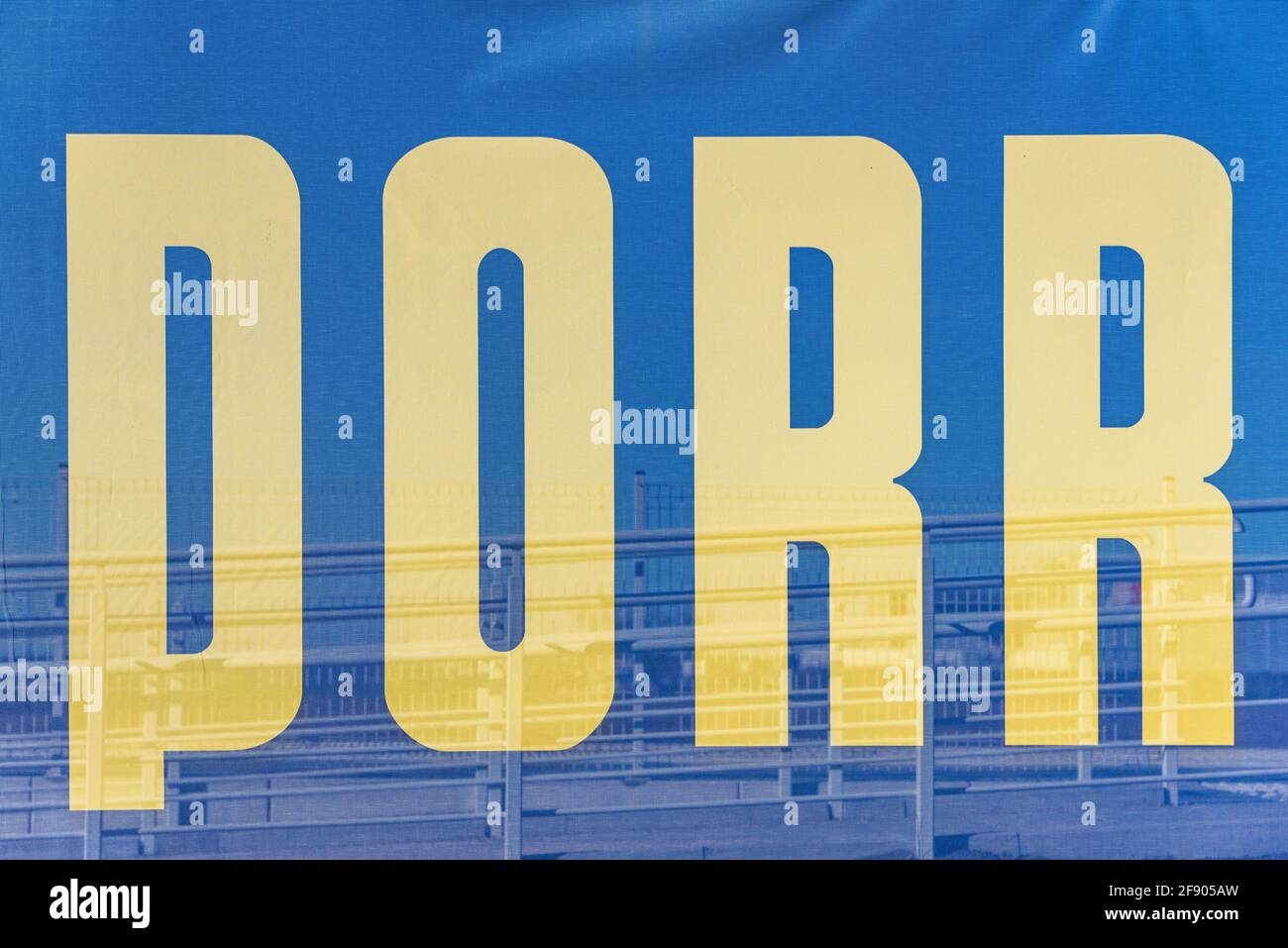 Logo della società PORR sullo sfondo delle infrastrutture ferroviarie. PORR è una delle più grandi imprese edili in Austria e tra le più importanti d’Europa Foto Stock