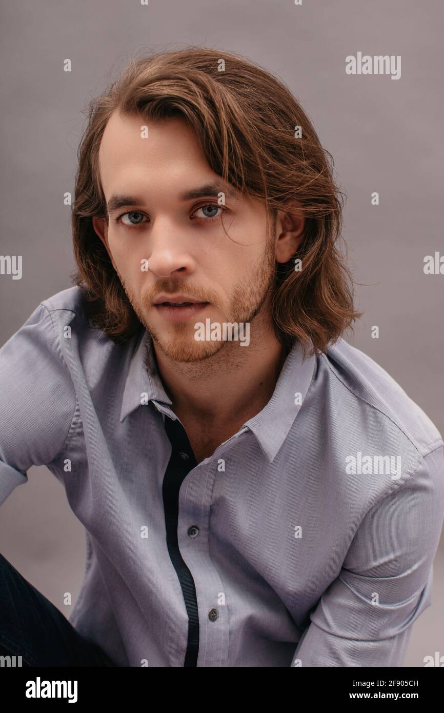 Ritratto di un bell'uomo che indossa una camicia Foto Stock