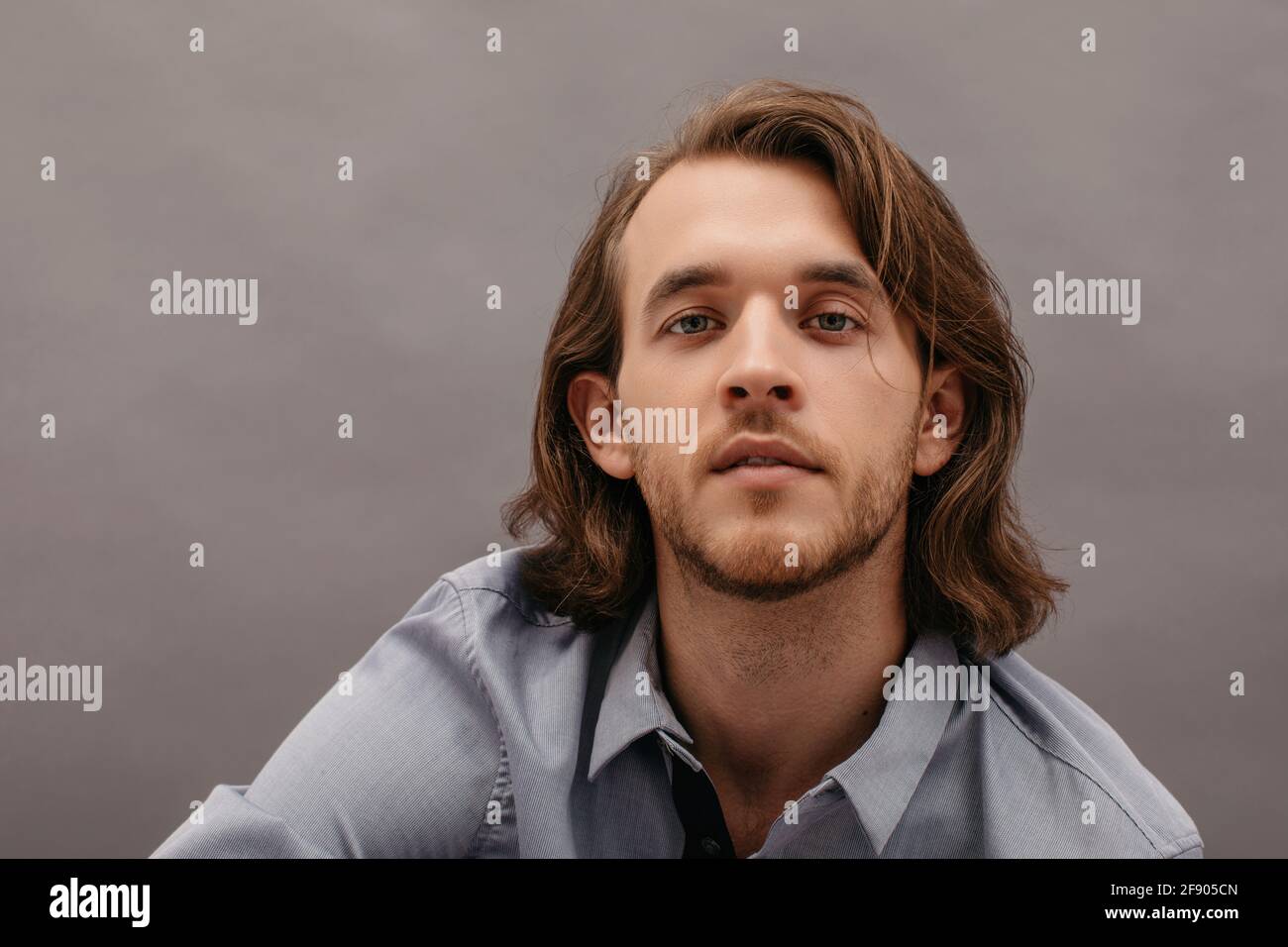 Ritratto di un bell'uomo che indossa una camicia Foto Stock