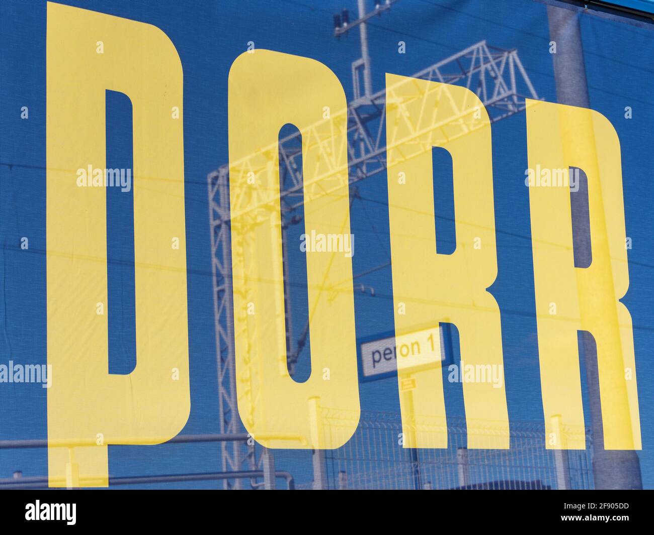 Logo della società PORR sullo sfondo delle infrastrutture ferroviarie. PORR è una delle più grandi imprese edili in Austria e tra le più importanti d’Europa Foto Stock