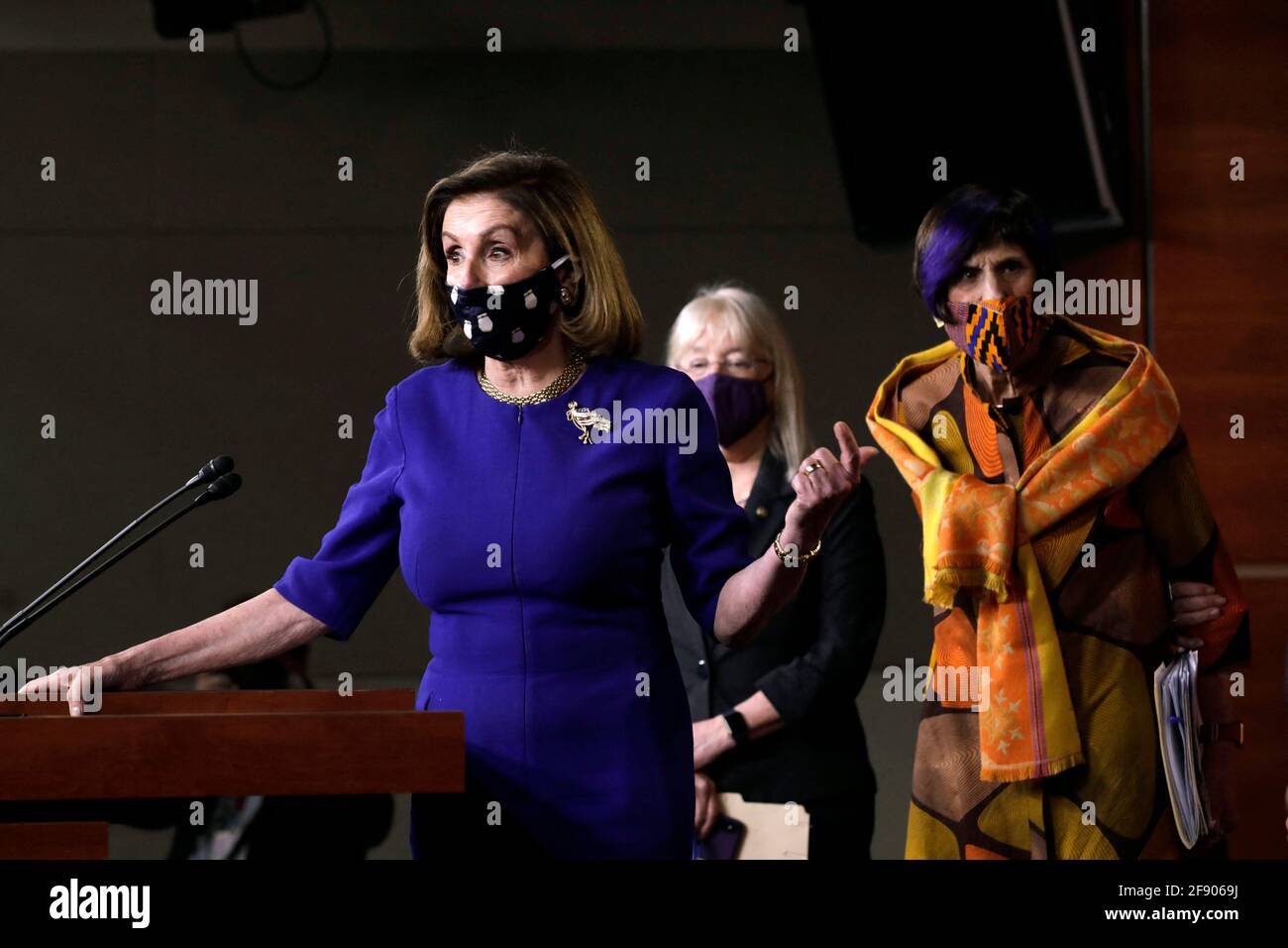 Washington, Stati Uniti. 15 Aprile 2021. L'altoparlante della casa degli Stati Uniti Nancy Pelosi (D-CA) chiacchiera con il senatore Patty Murray (D-WA) ad una conferenza stampa in vista del passaggio del Paycheck Fairness Act su Capitol Hill a Washington il 15 aprile 2021. Foto di Yuri Grippas/ABACAPRESS.COM Credit: Abaca Press/Alamy Live News Foto Stock