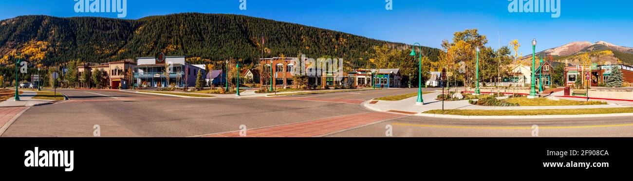 Centro e montagne, Crested Butte, Colorado, Stati Uniti Foto Stock