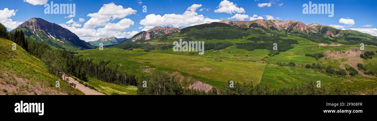Montagne e colline, Crested Butte, Colorado, Stati Uniti Foto Stock