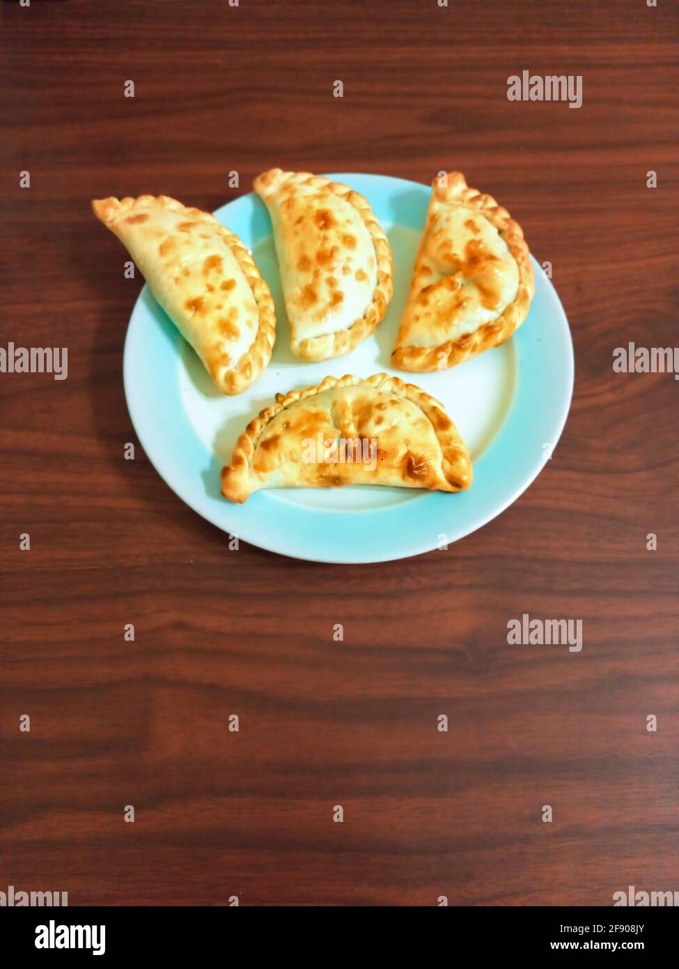 Empanadas argentino al forno. Un impasto sottile piegato su un ripieno di Foto Stock