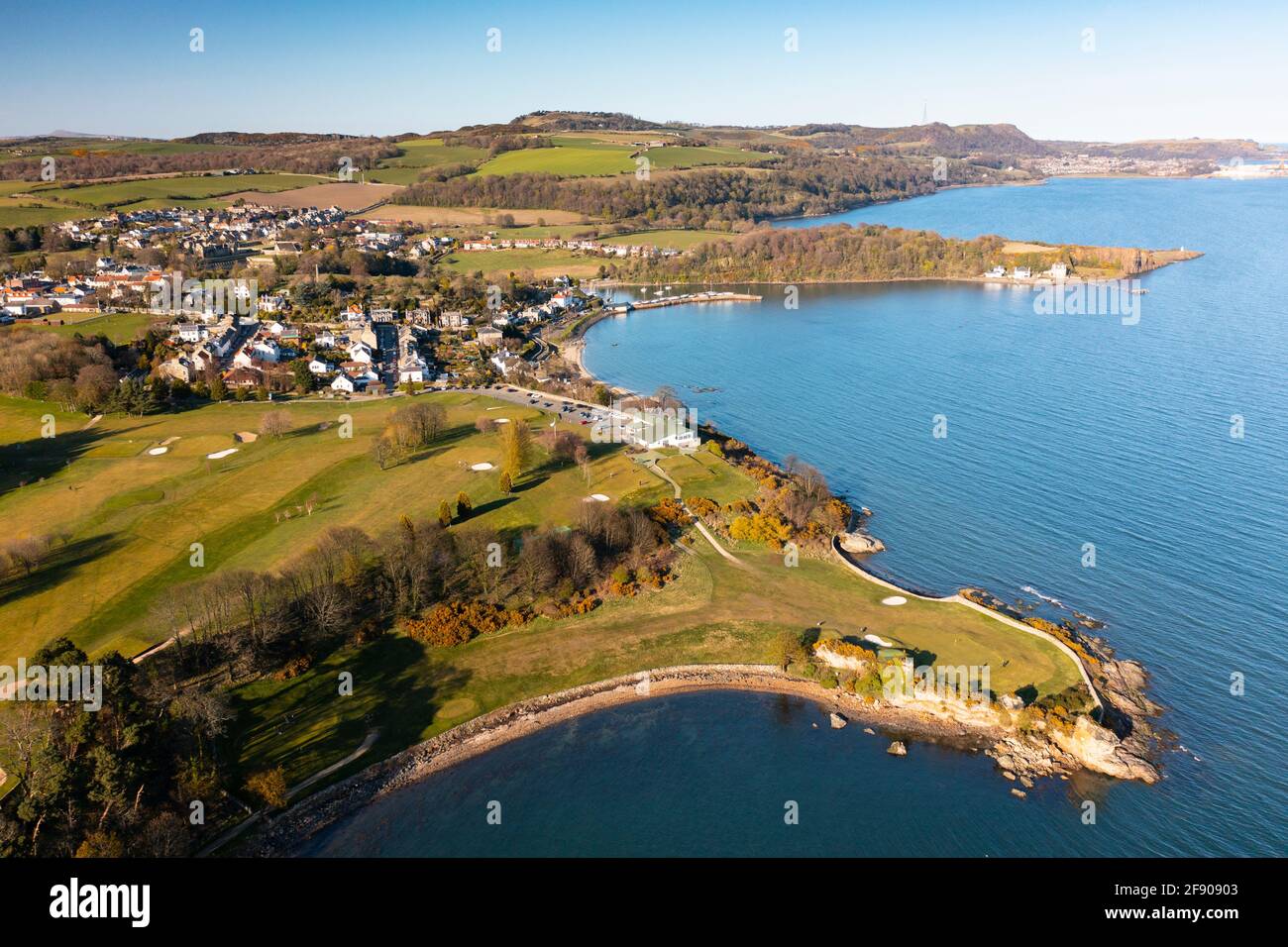 Vista aerea dal drone di Aberdour e Aberdour Golf Course, Fife, Scozia, Regno Unito Foto Stock