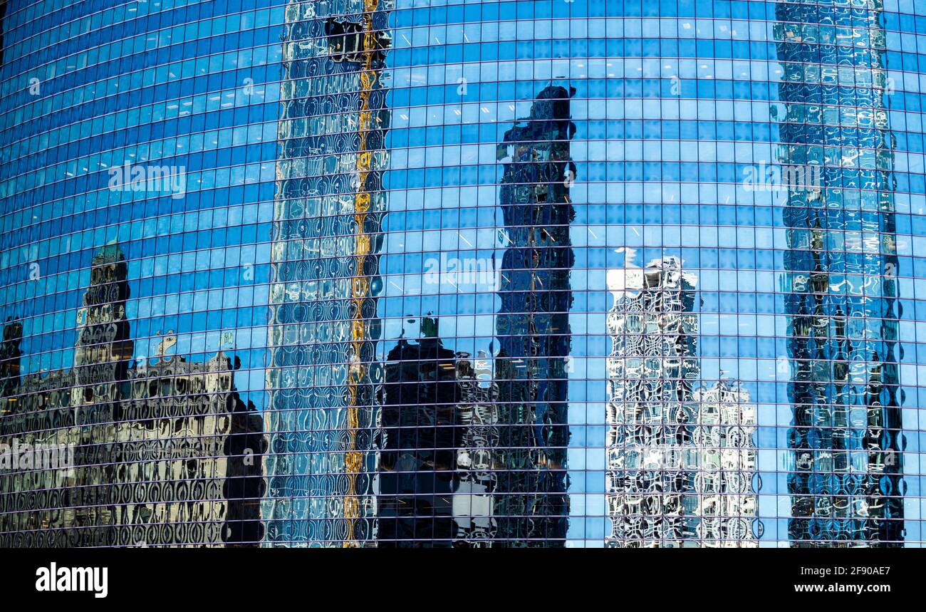 Grattacieli che si riflettono nelle finestre del 333 West Wacker Drive, Chicago, Illinois, USA Foto Stock