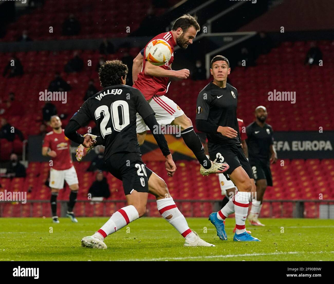 Manchester, Regno Unito. 15 Aprile 2021. Jesus Vallejo di Granada segna un proprio obiettivo per renderlo 2-0 a Utd nella notte durante la partita UEFA Europa League a Old Trafford, Manchester. Il credito immagine dovrebbe essere: Andrew Yates/Sportimage Credit: Sportimage/Alamy Live News Foto Stock