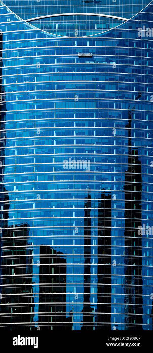 Grattacieli che si riflettono nelle finestre della River Point Tower, Chicago, Illinois, USA Foto Stock