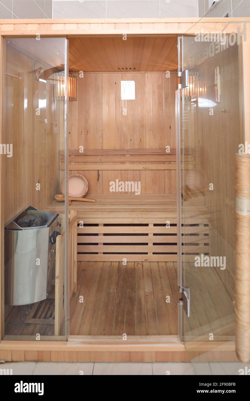 bella piccola sauna in legno interno relax rigenerare Foto Stock