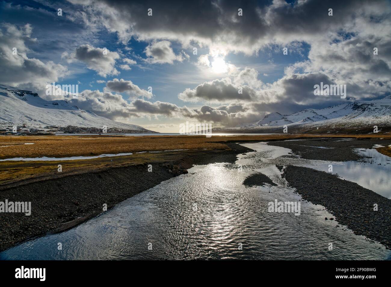 Paesaggio con ruscello al tramonto, Islanda Foto Stock