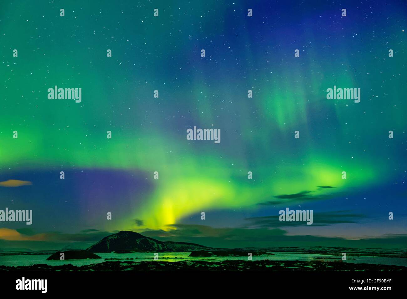 Aurora borealis nel cielo di notte, Islanda Foto Stock