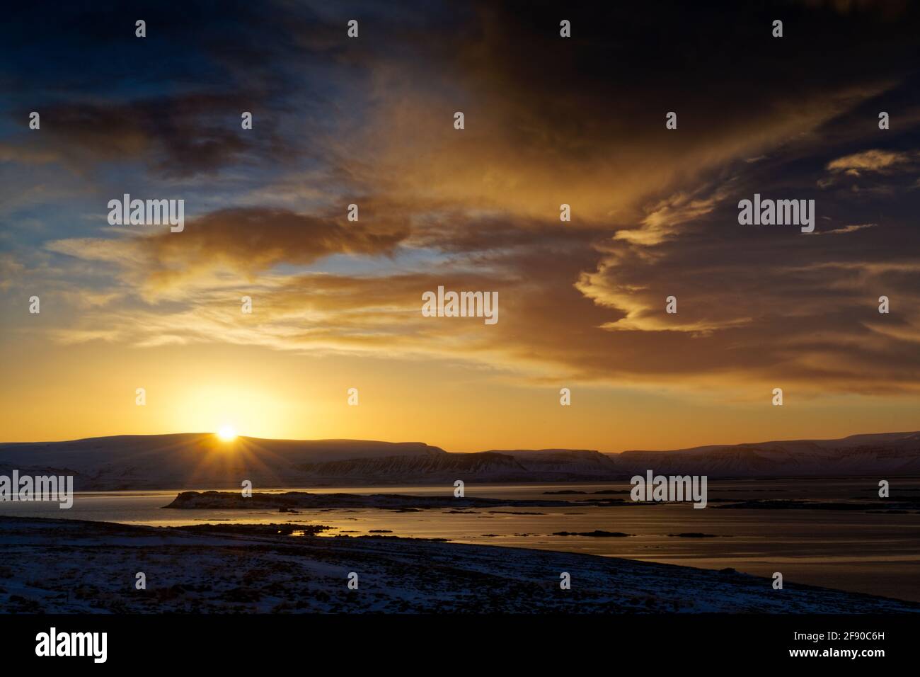 Paesaggio con cielo di moody al tramonto, Islanda Foto Stock