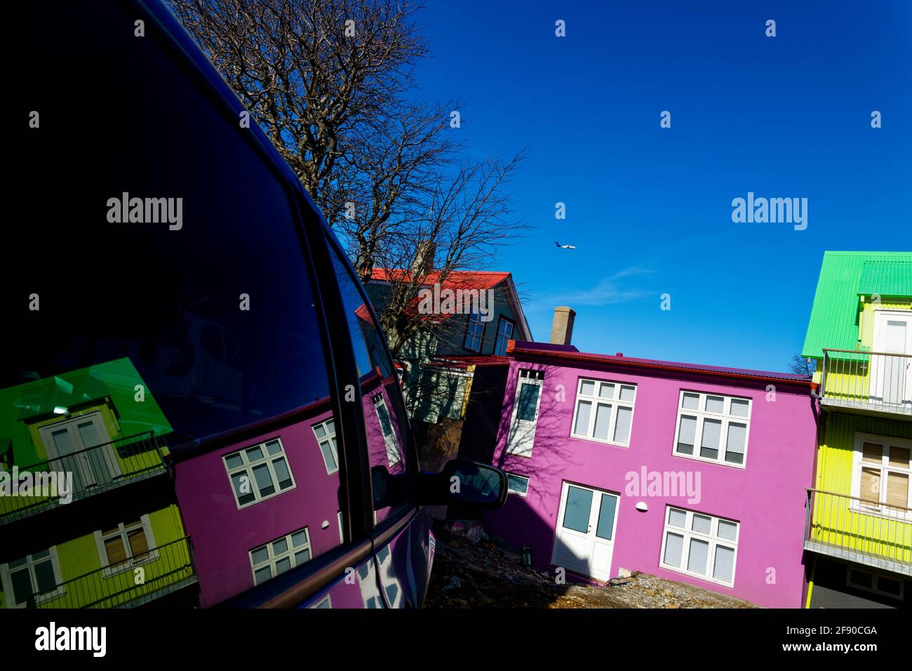 Case colorate che si riflettono nella finestra dell'auto, Reykjavik, Islanda Foto Stock