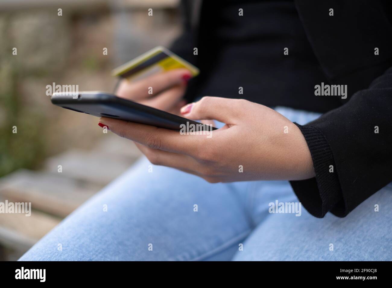 Donna uso smartphone per l'e-commerce shopping carta di credito pagamento su un business smartphone, hi-tech Foto Stock