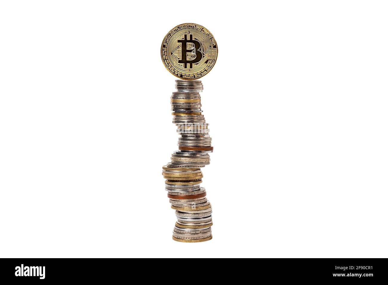 Bitcoin in cima a una piramide di monete da paesi diversi su sfondo bianco isolato Foto Stock