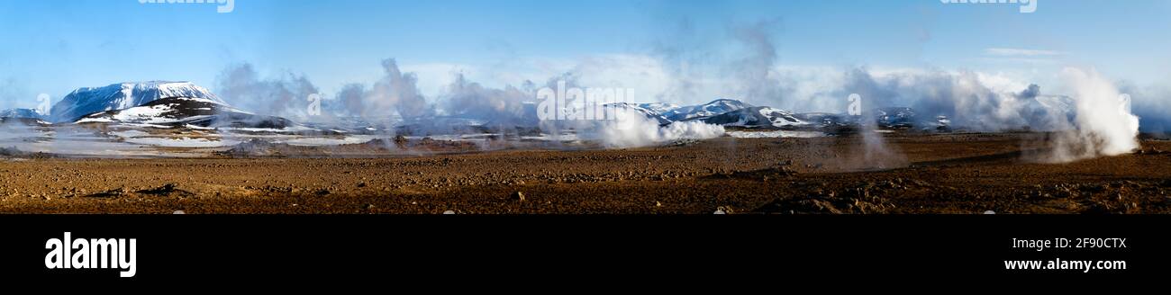 Marrone paesaggio arido con le nuvole, Islanda Foto Stock