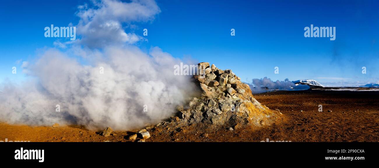 Vapore sopra geyser e formazione rocciosa, Islanda Foto Stock