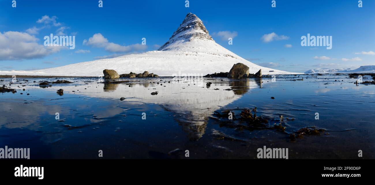 Montagna Kirkjufell che riflette in acqua in inverno, Islanda Foto Stock