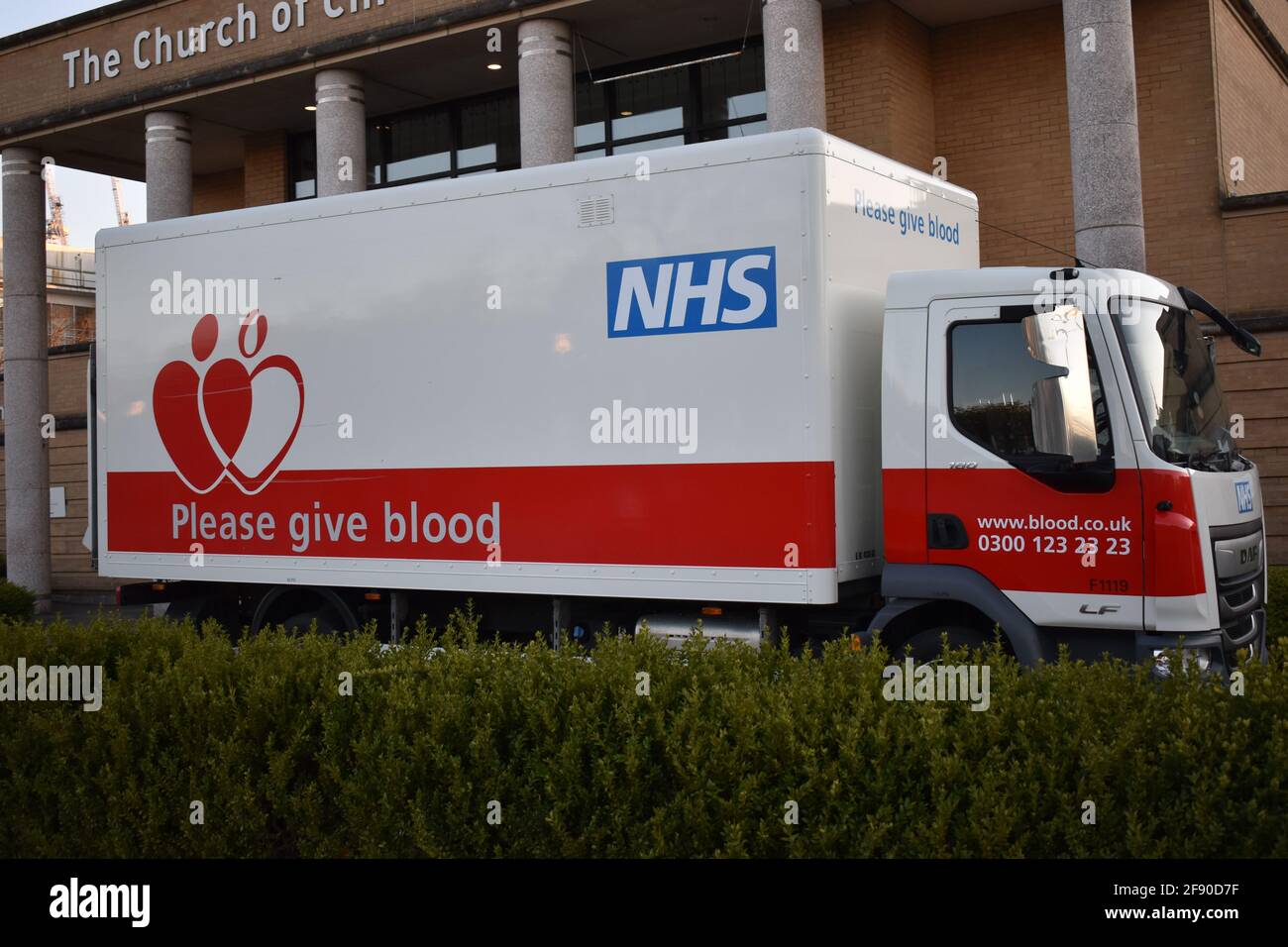 NHS Blood Donation Service camion fuori di Cristo la chiesa pietra angolare di Milton Keynes. Foto Stock