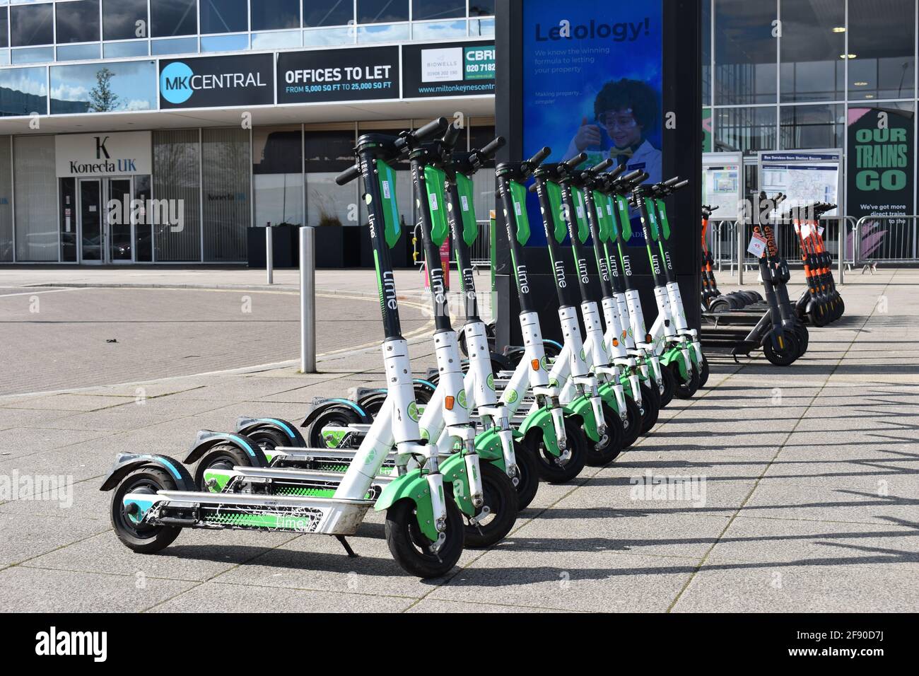 Tre diversi tipi di eScooter a noleggio: Lime, Spin e Ginger si sono schierati alla stazione ferroviaria di Milton Keynes. Trasporto ecocompatibile per pendolari. Foto Stock