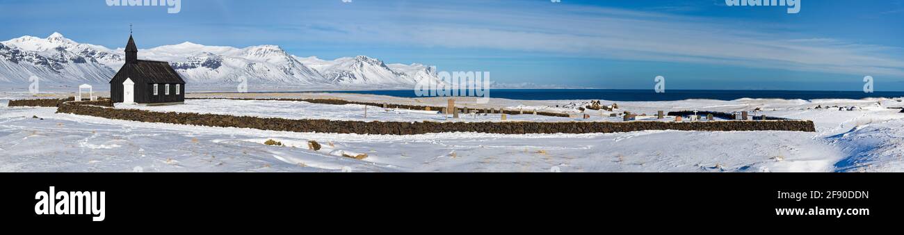 Chiesa nera in arido paesaggio invernale, Islanda Foto Stock