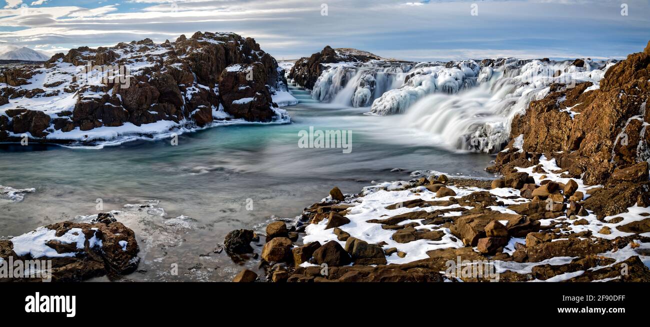Paesaggio con cascata in inverno, Islanda Foto Stock