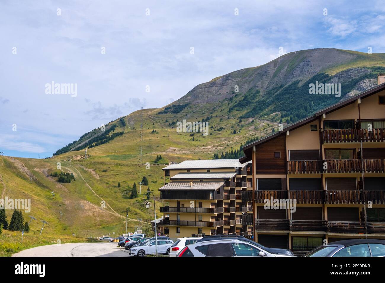 Auris, Isere, Francia - 22 agosto 2019: Vista panoramica del paesaggio alpino nella località di Auris en Oisans nelle Alpi del Nord, dipartimento dell'Isère, Francia Foto Stock