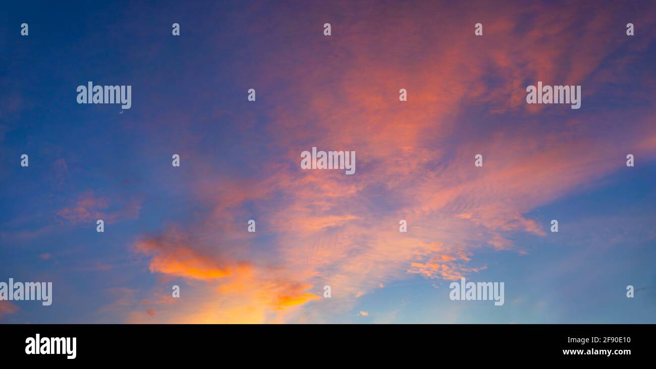 Vista del cielo blu e delle nuvole bianche al tramonto Foto Stock