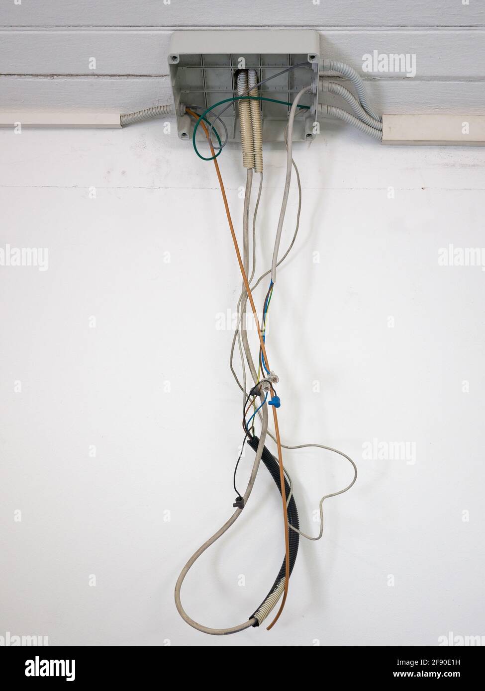 scatola di derivazione di un impianto elettrico aperto con fili svincolati,  sfondo bianco della parete Foto stock - Alamy