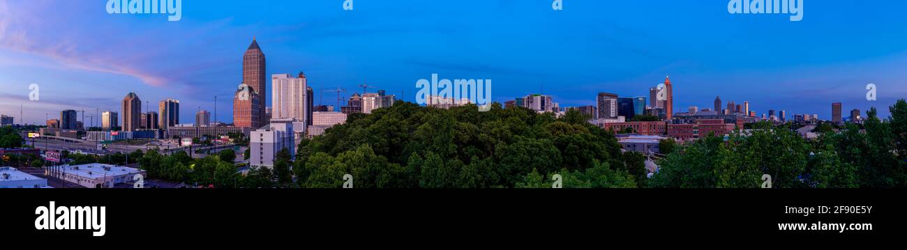 Skyline di Atlanta con grattacieli al tramonto, Georgia, USA Foto Stock