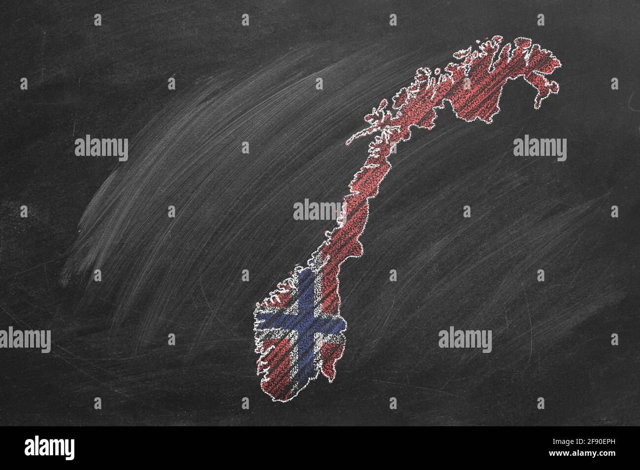 Mappa del paese e bandiera della Norvegia che disegnano con gesso su una lavagna. Una di una grande serie di mappe e bandiere di paesi diversi. Istruzione, viaggi, Foto Stock