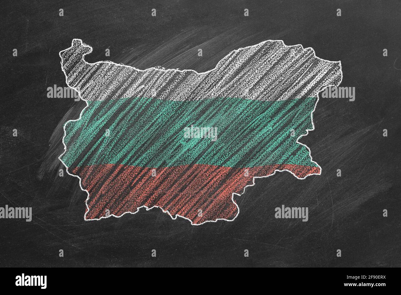 Mappa del paese e bandiera della Bulgaria che disegnano con gesso su una lavagna. Una di una grande serie di mappe e bandiere di paesi diversi. Istruzione, viaggi Foto Stock