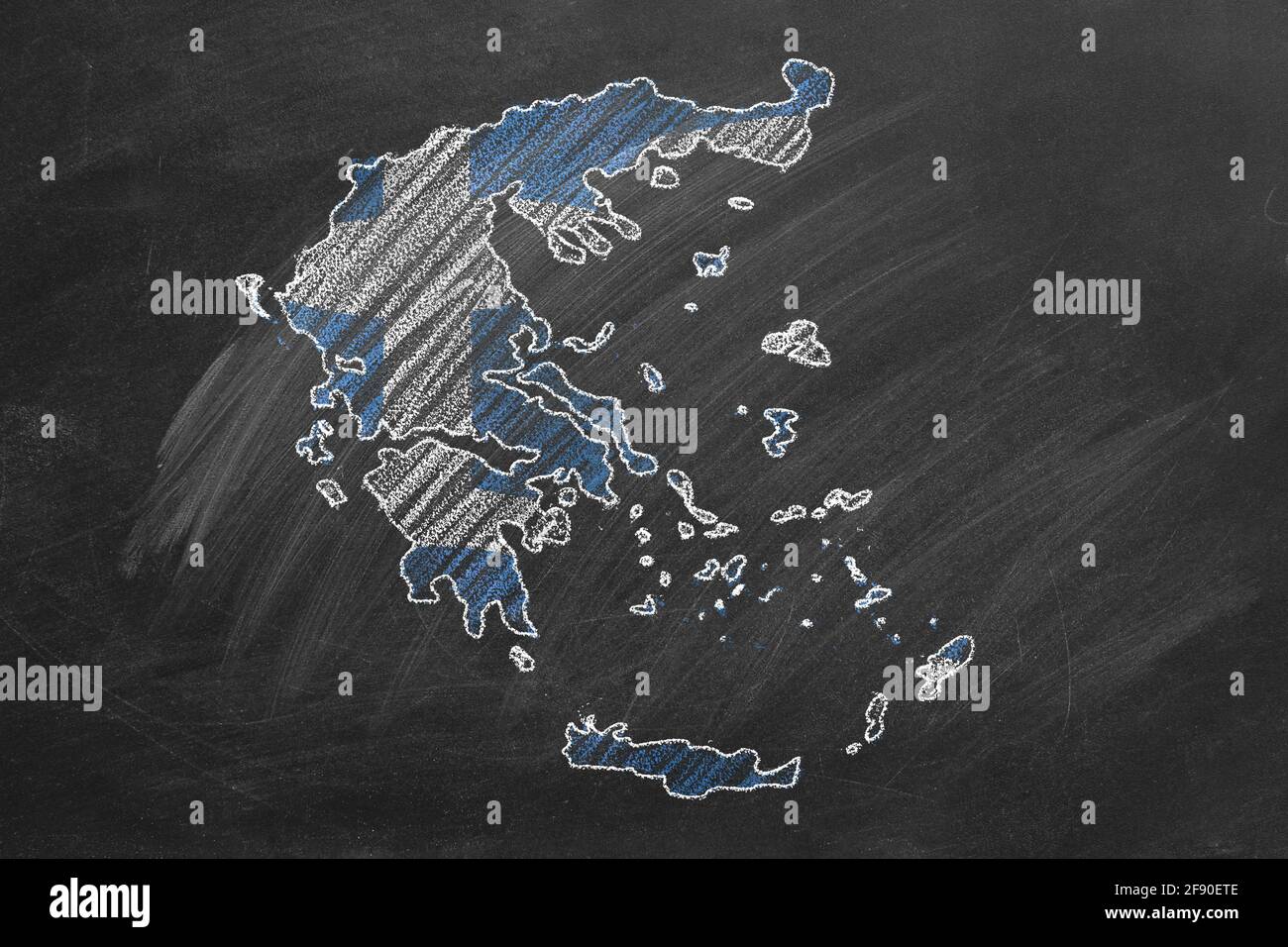 Mappa del paese e bandiera della Grecia che disegnano con gesso su una lavagna. Una di una grande serie di mappe e bandiere di paesi diversi. Istruzione, viaggi, Foto Stock
