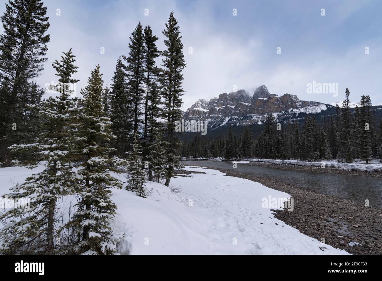 Castle Mountain e il fiume Bow in inverno, Banff National Park, Alberta, Canada Foto Stock