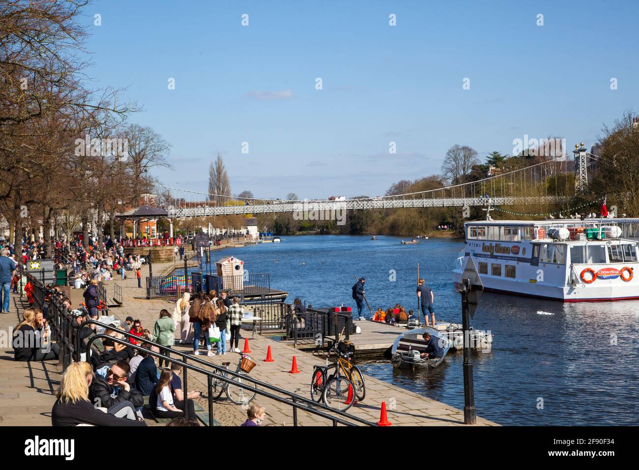 Battello fluviale sul fiume Dee a Chester Cheshire con turisti turisti turisti turisti turisti turisti che si divertono al sole seduti la riva del fiume Foto Stock