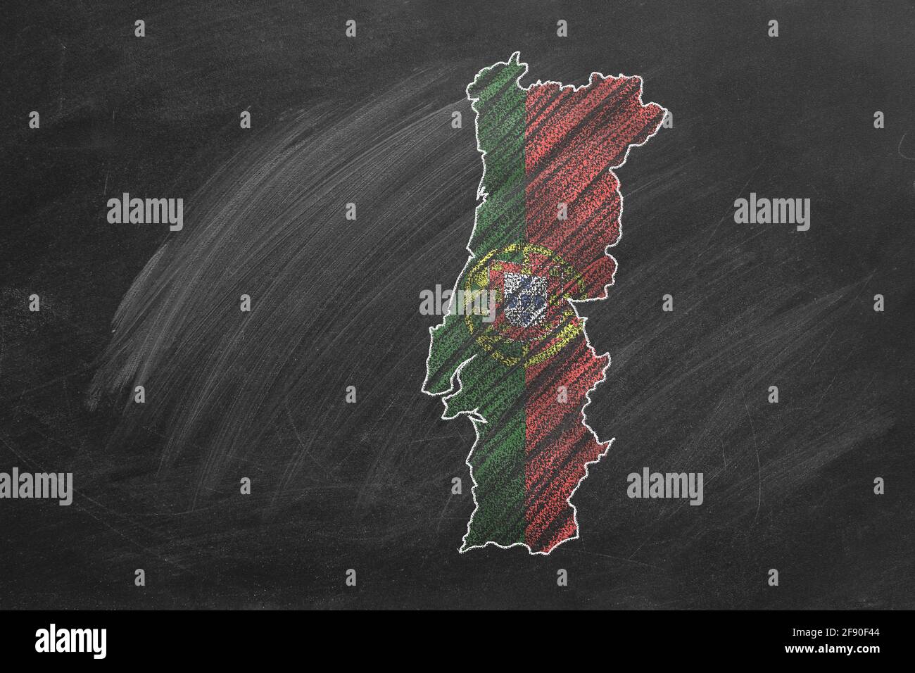 Mappa del paese e bandiera del Portogallo che disegnano con gesso su una lavagna. Una di una grande serie di mappe e bandiere di paesi diversi. Istruzione, viaggi Foto Stock