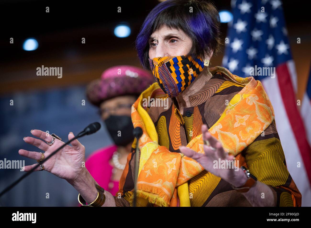 Il rappresentante degli Stati Uniti Rosa DeLauro (democratico del Connecticut) offre osservazioni durante una conferenza stampa in vista del passaggio del Paycheck Fairness Act, presso il Campidoglio degli Stati Uniti a Washington, DC, giovedì 15 aprile 2021. Credit: Rod Lamkey/CNP | utilizzo in tutto il mondo Foto Stock