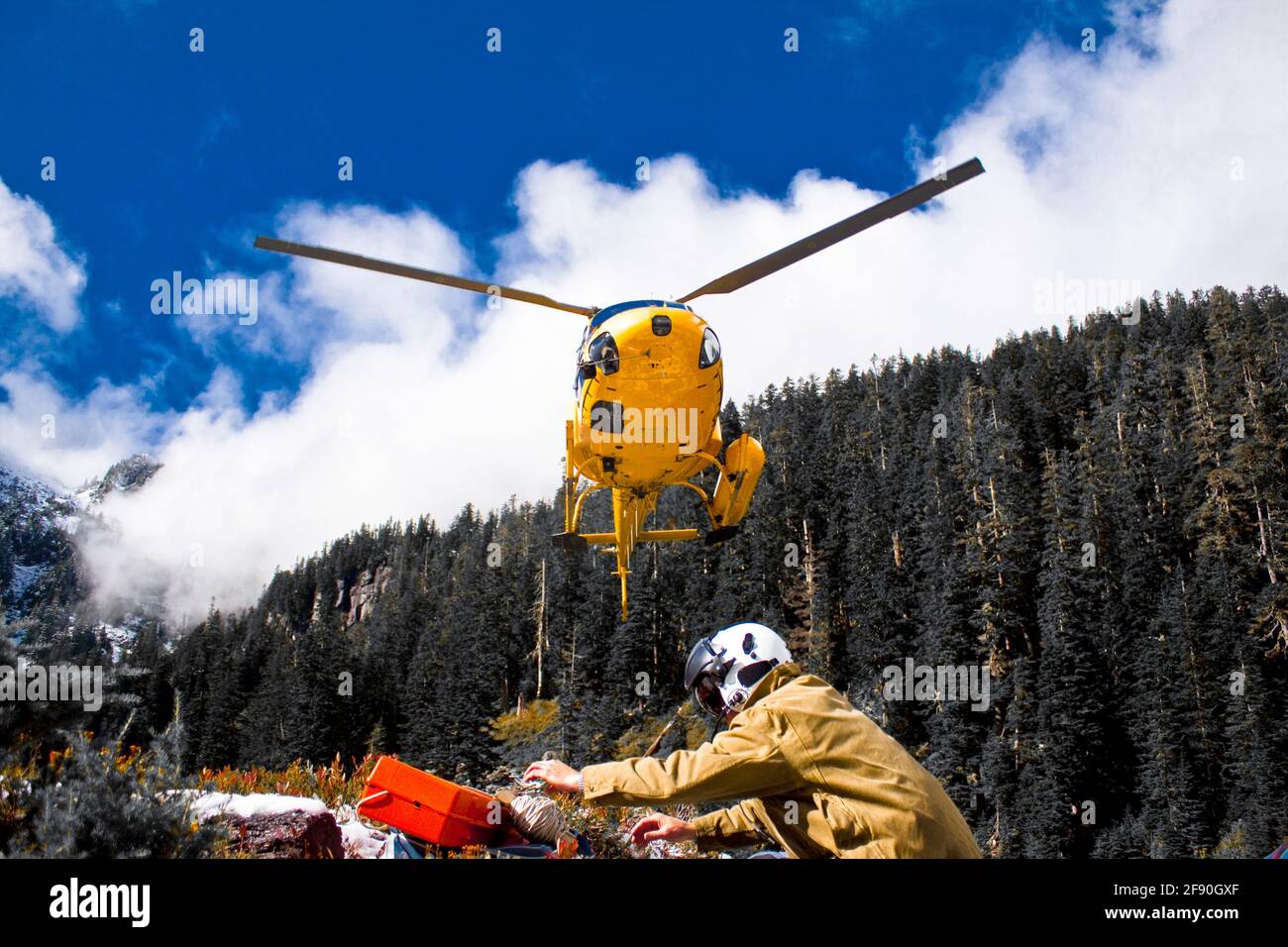 Un elicottero si prepara a sbarcare i lavoratori in un luogo remoto. Foto Stock