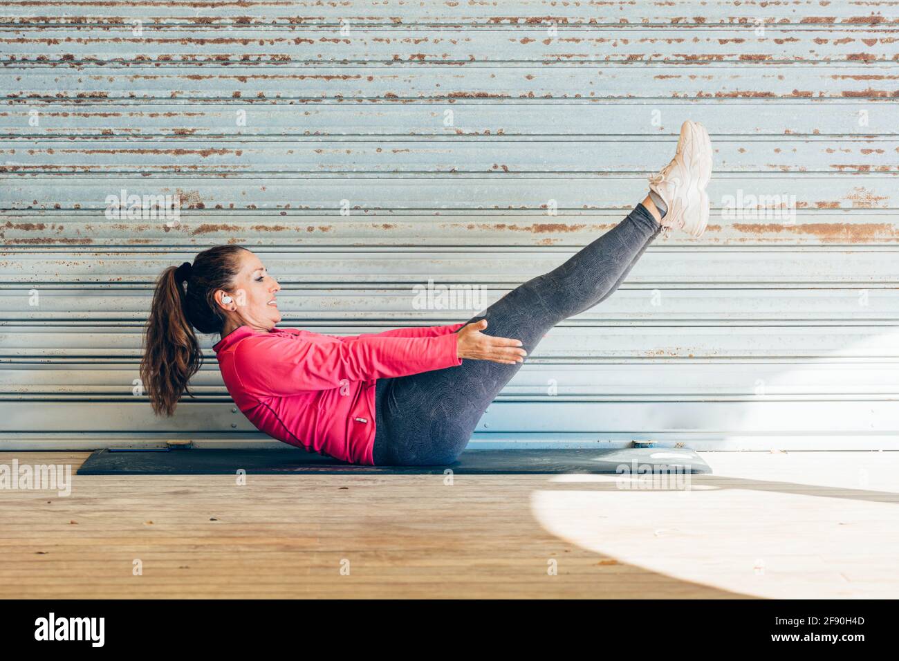 donna di 49 anni che fa esercizi di yoga Foto Stock